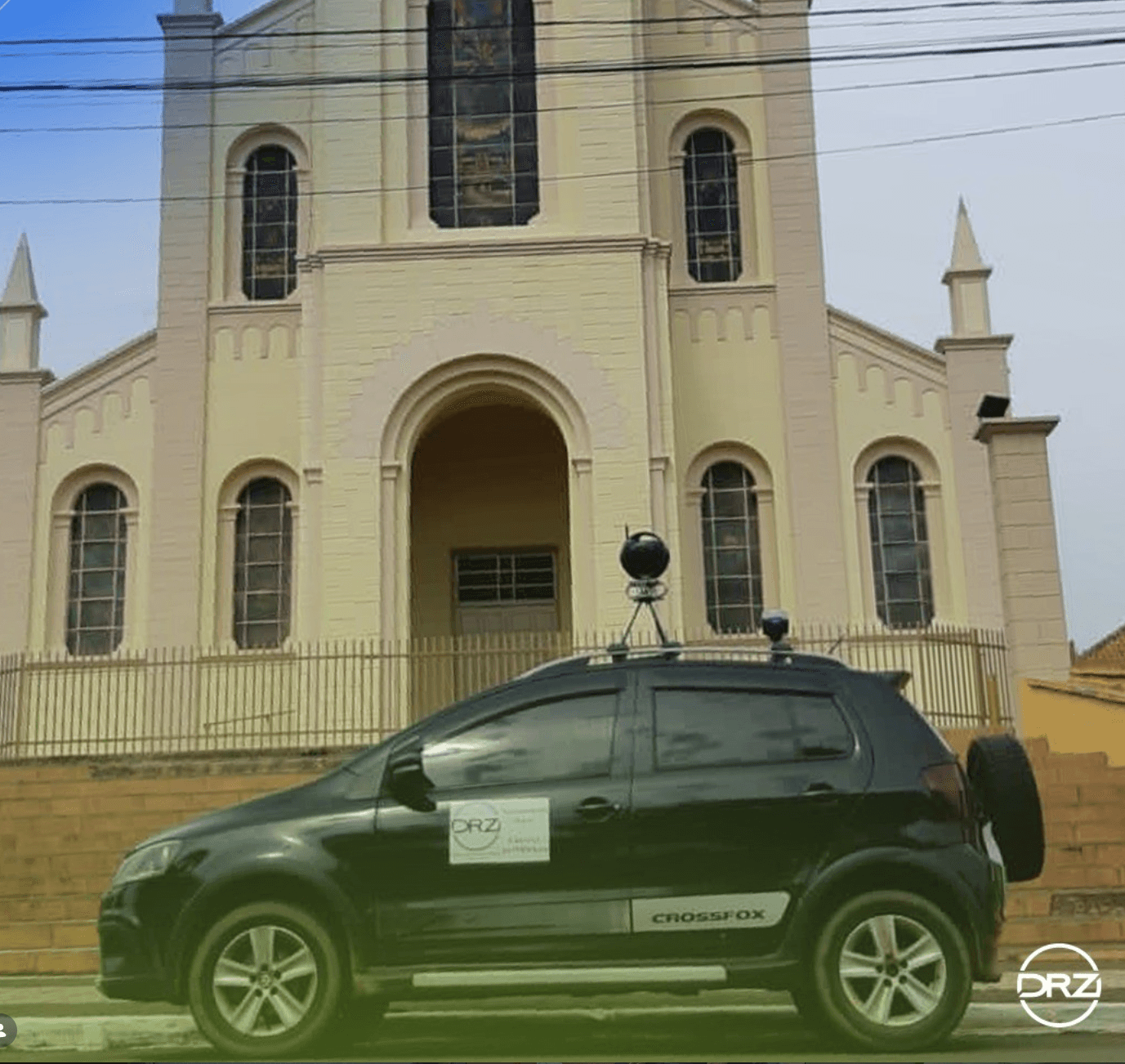 Carro de mapeamento 360 da DRZ em frente a igreja